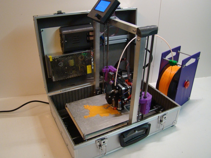 [视频]“TeeBot”手提箱3D打印机